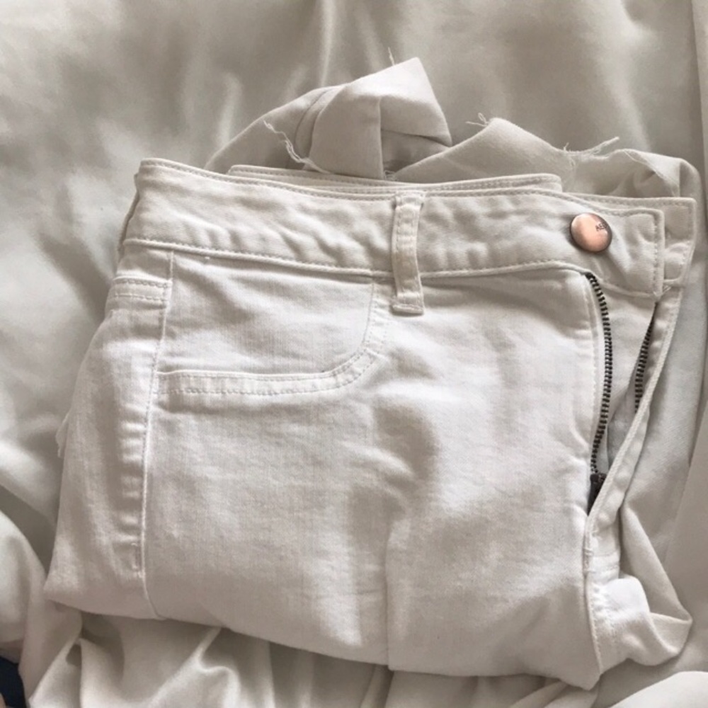 American Eagle White Distressed Cropped Jeans
